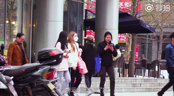 Lơ đẹp người lạc đường xin giúp đỡ, Lý Tiểu Lộ nhận mưa gạch đá từ cư dân mạng