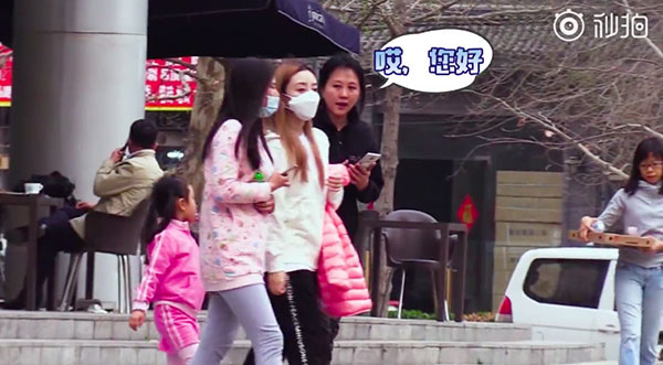 Lơ đẹp người lạc đường xin giúp đỡ, Lý Tiểu Lộ nhận mưa gạch đá từ cư dân mạng