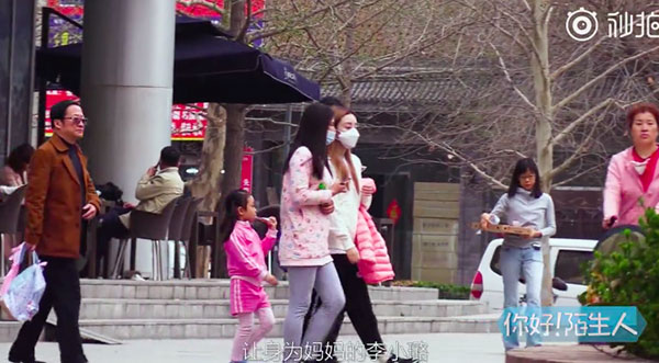 Lơ đẹp người lạc đường xin giúp đỡ, Lý Tiểu Lộ nhận mưa gạch đá từ cư dân mạng