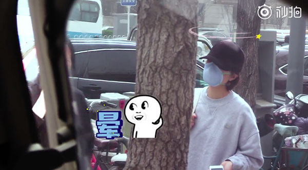 Lơ đẹp người lạc đường xin giúp đỡ, Lý Tiểu Lộ nhận mưa gạch đá từ cư dân mạng