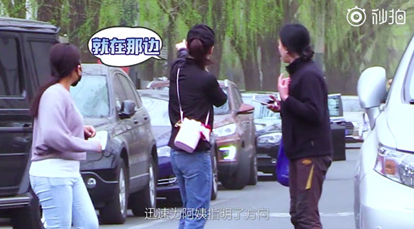 Lơ đẹp người lạc đường xin giúp đỡ, Lý Tiểu Lộ nhận mưa gạch đá từ cư dân mạng