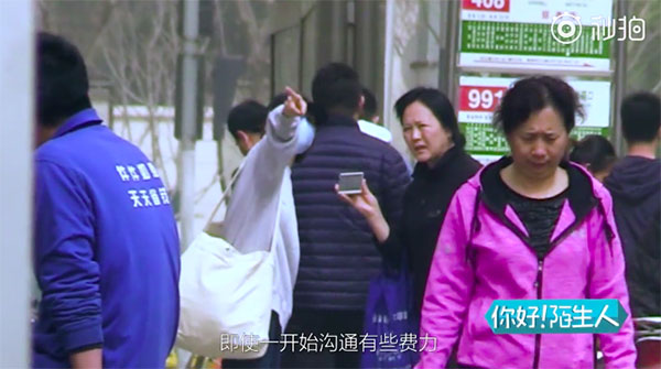 Lơ đẹp người lạc đường xin giúp đỡ, Lý Tiểu Lộ nhận mưa gạch đá từ cư dân mạng