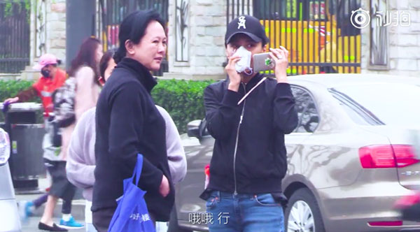 Lơ đẹp người lạc đường xin giúp đỡ, Lý Tiểu Lộ nhận mưa gạch đá từ cư dân mạng