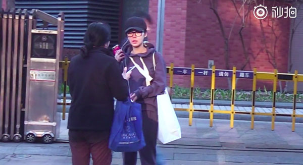 Lơ đẹp người lạc đường xin giúp đỡ, Lý Tiểu Lộ nhận mưa gạch đá từ cư dân mạng