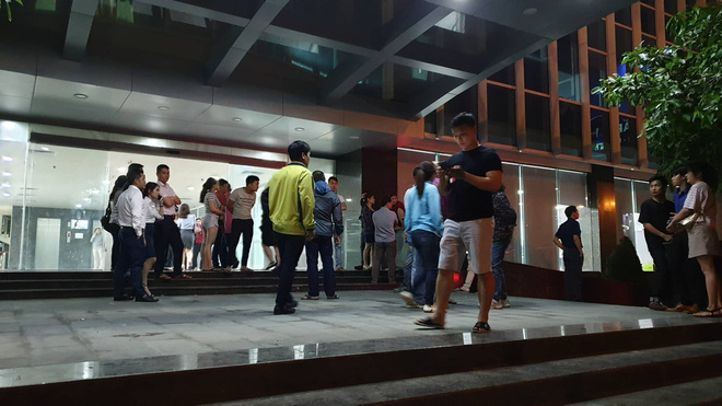 Hàng trăm người bao vây công ty bất động sản đòi sổ đỏ trong đêm