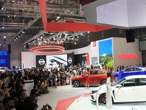 Hết thời chênh giá, các hãng ô tô lại đua nhau giảm giá tặng phụ kiện mời khách mua xe