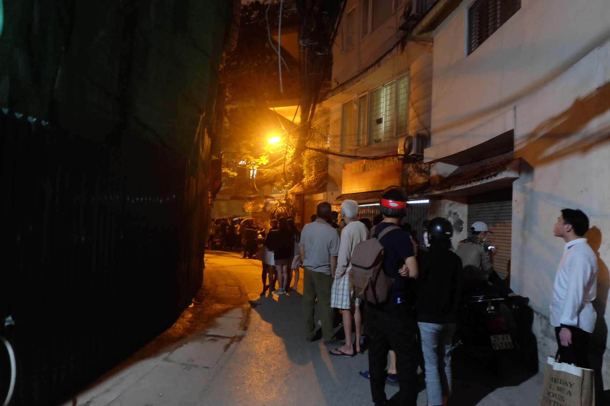 Hà Nội: Người đàn ông nước ngoài leo qua nhiều nóc nhà, có dấu hiệu bất thường