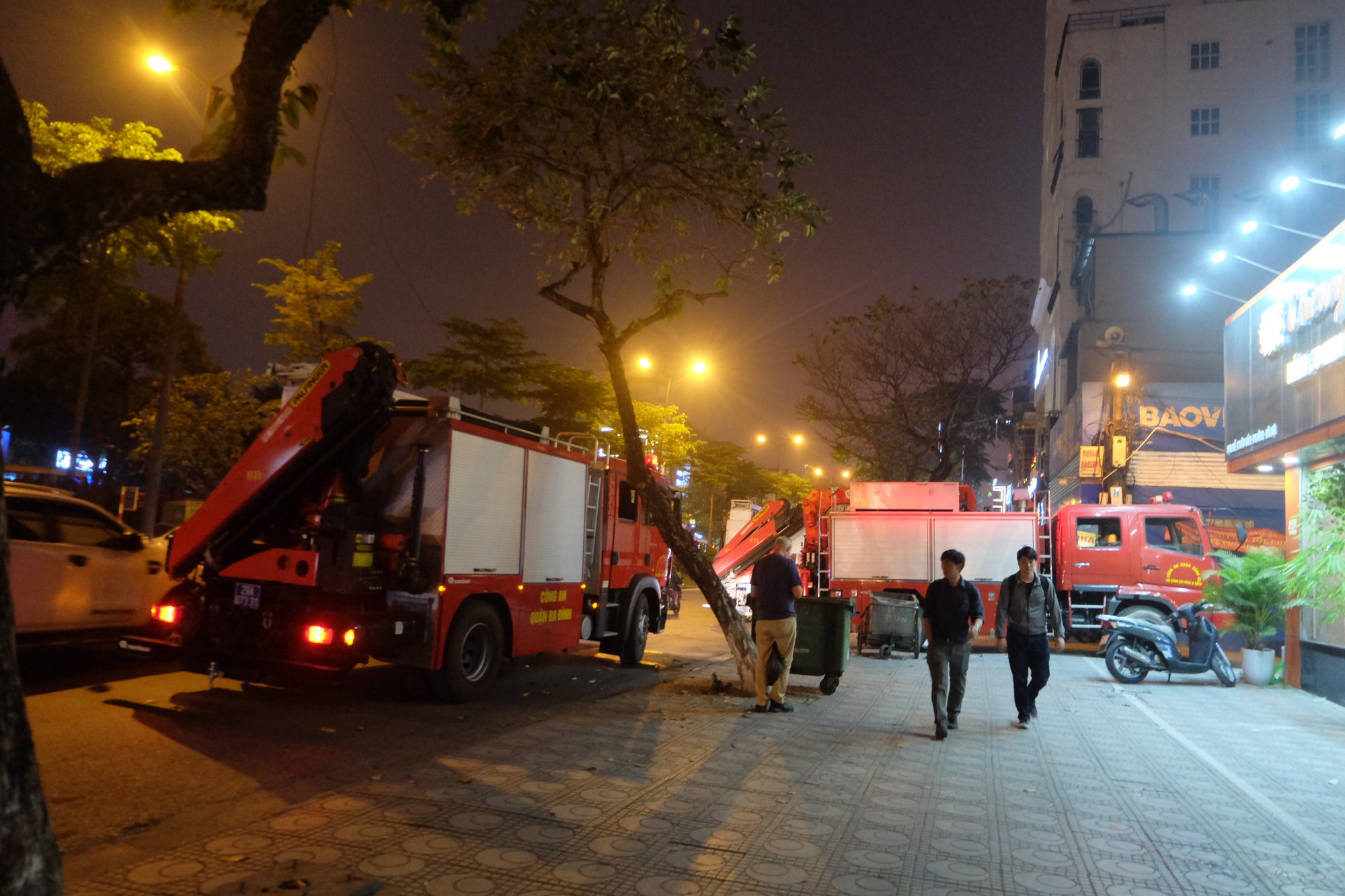 Hà Nội: Người đàn ông nước ngoài leo qua nhiều nóc nhà, có dấu hiệu bất thường