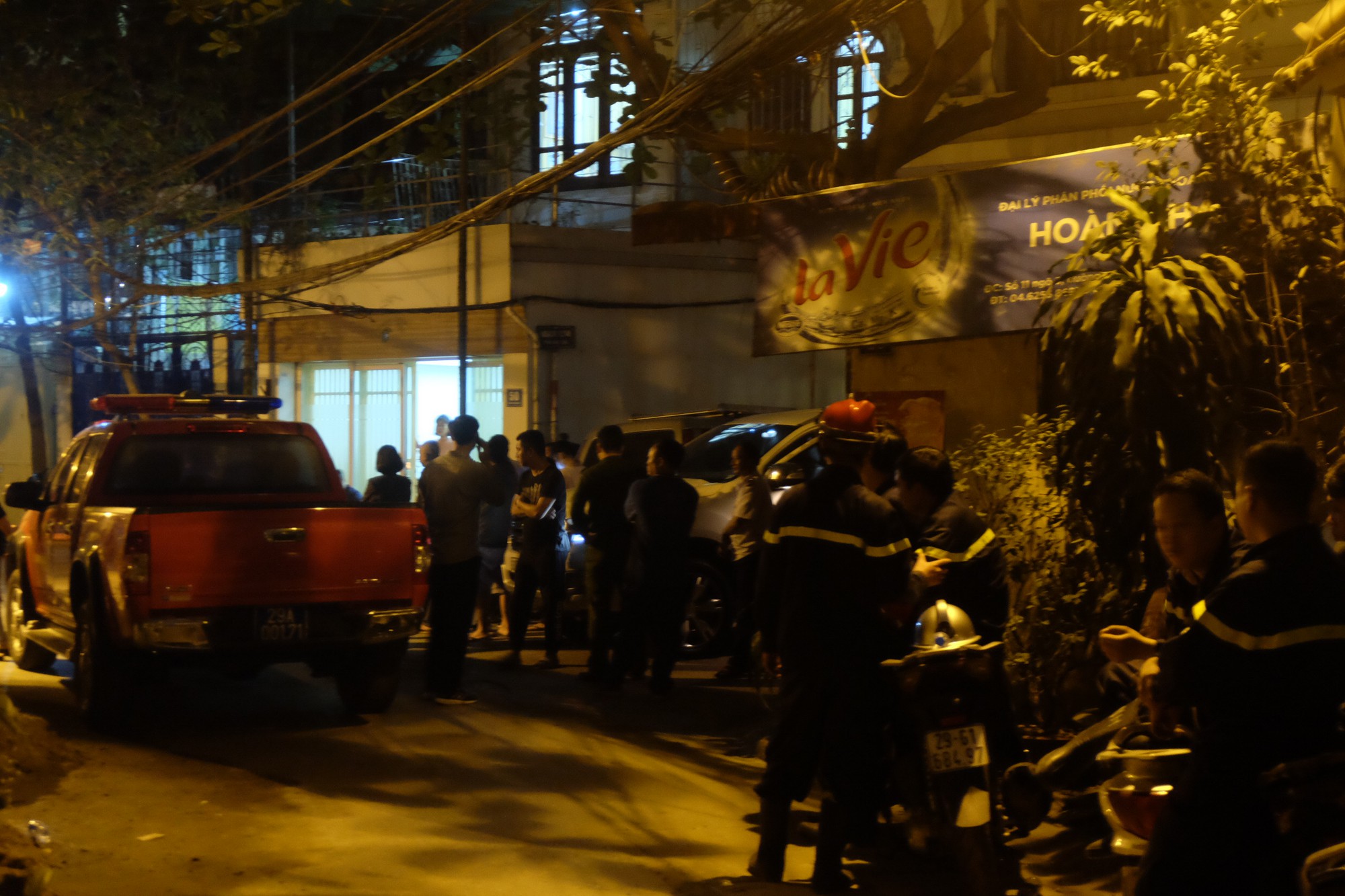 Hà Nội: Người đàn ông nước ngoài leo qua nhiều nóc nhà, có dấu hiệu bất thường