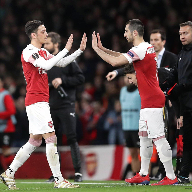 CĐV Arsenal hào hứng với pha xâu kim loại 4 cầu thủ của Oezil