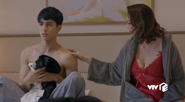 Nữ đại gia lớn tuổi đóng cảnh nóng với Bình An: Tôi rất ngại, phải đắp chăn che mặt vì xấu hổ! Nữ đại gia lớn tuổi đóng cảnh nóng với Bình An: Tôi rất ngại, phải đắp chăn che mặt vì xấu hổ!