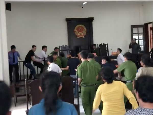 Náo loạn phiên toà ở Bình Chánh, cả nhà bị truy tố