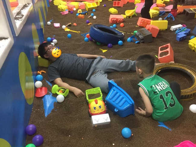 Dân mạng cười nghiêng ngả vì bức ảnh ông bố say bí tỉ vẫn phải dẫn con đi chơi và cái kết bất ngờ được người mẹ tiết lộ