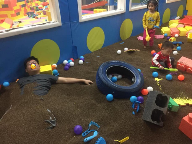 Dân mạng cười nghiêng ngả vì bức ảnh ông bố say bí tỉ vẫn phải dẫn con đi chơi và cái kết bất ngờ được người mẹ tiết lộ