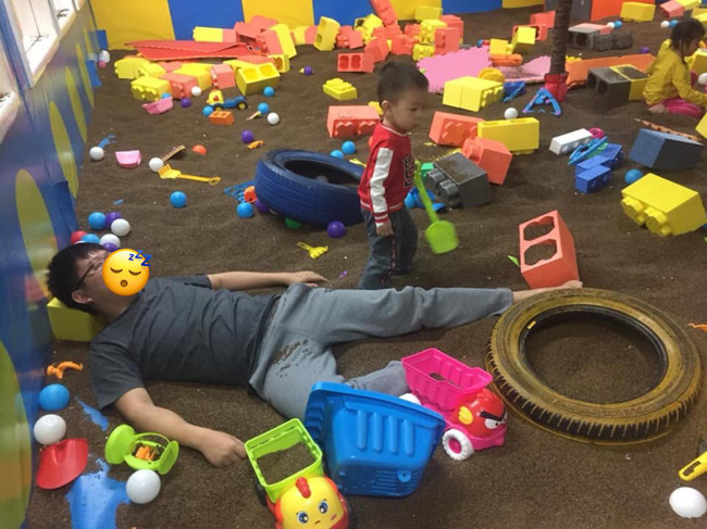 Dân mạng cười nghiêng ngả vì bức ảnh ông bố say bí tỉ vẫn phải dẫn con đi chơi và cái kết bất ngờ được người mẹ tiết lộ