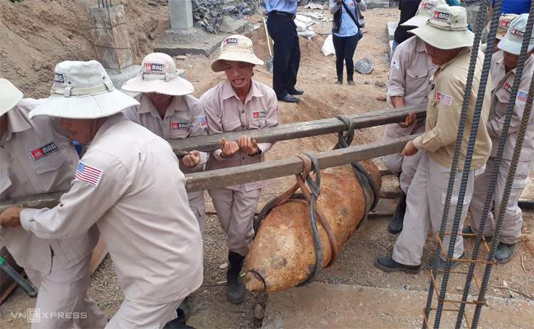 Hai ngày tháo ngòi quả bom ba tạ bên quốc lộ 1A