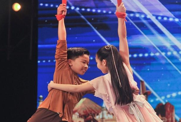 Hai em bé Việt treo mình lơ lửng tại bán kết Asias Got Talent 2019 Hai em bé Việt treo mình lơ lửng tại bán kết Asias Got Talent 2019