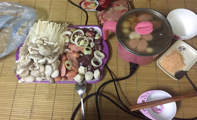 Vợ chồng trẻ khoe bữa ăn muộn trốn con, ai ngờ dân mạng lại chỉ chú ý đến bộ nồi và bát đĩa cực dễ thương