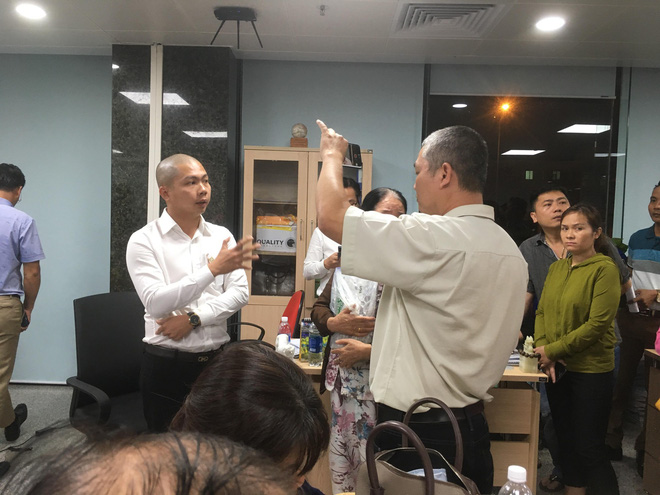 Vụ bao vây công ty bất động sản đòi sổ đỏ: Người dân kiến nghị cấm xuất cảnh lãnh đạo công ty Hoàng Nhất Nam Vụ bao vây công ty bất động sản đòi sổ đỏ: Người dân kiến nghị cấm xuất cảnh lãnh đạo công ty Hoàng Nhất Nam
