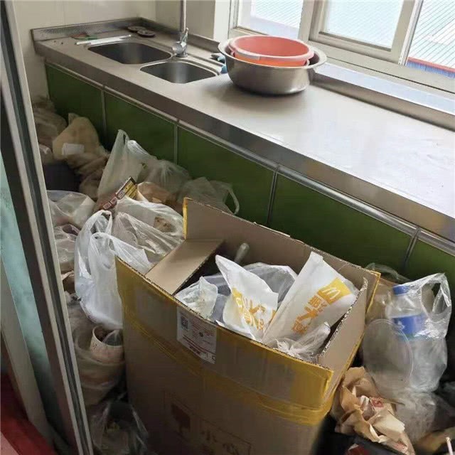 Đẹp trai, học thạc sĩ nhưng phòng trọ của nam sinh này ngập chìm trong rác rưởi đến nỗi không có chỗ bước đi