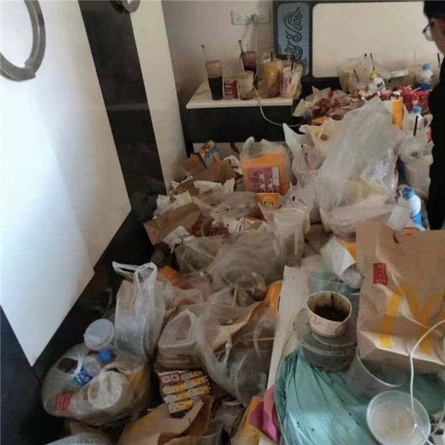 Đẹp trai, học thạc sĩ nhưng phòng trọ của nam sinh này ngập chìm trong rác rưởi đến nỗi không có chỗ bước đi