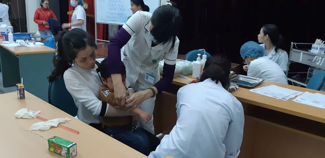 Ăn thịt bẩn, gà thối: 400 trẻ mầm non Bắc Ninh về Hà Nội xét nghiệm bệnh Ăn thịt bẩn, gà thối: 400 trẻ mầm non Bắc Ninh về Hà Nội xét nghiệm bệnh