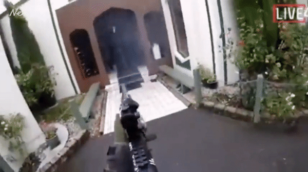 Loạt clip vụ xả súng tại New Zealand: Hung thủ hét to Nhớ theo dõi PewDiePie nhé! trên livestream trước khi gây án