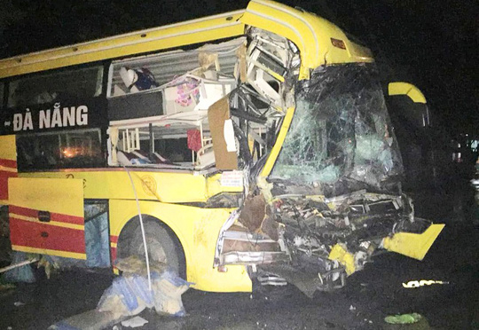 Xe khách tông đuôi xe đầu kéo, nhiều người thương vong