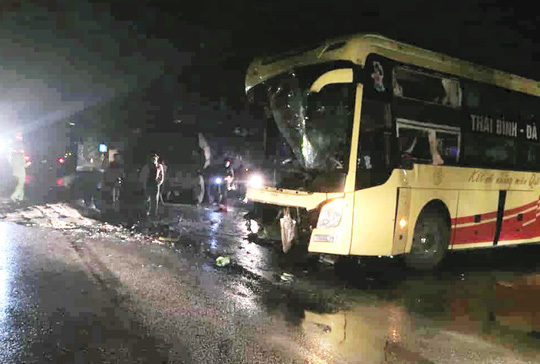 Xe khách tông đuôi xe đầu kéo, nhiều người thương vong