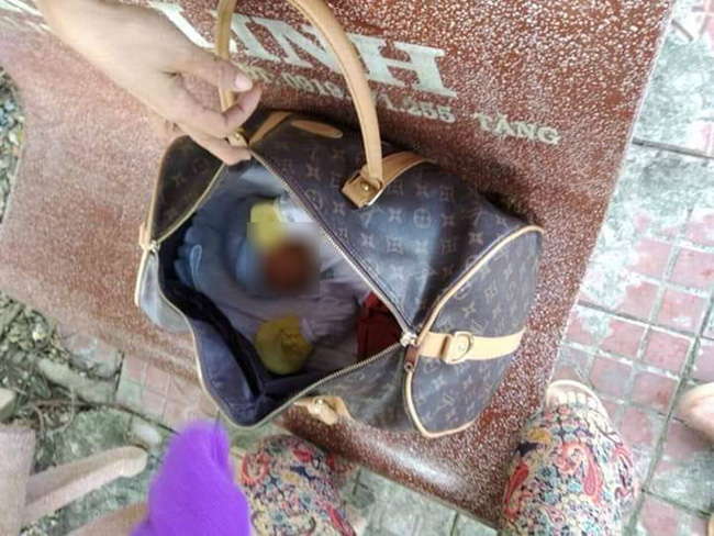 Bé gái sơ sinh bị mẹ bỏ rơi được chủ tịch phường nuôi dưỡng, sau 2 tháng có người tự nhận là bố xin đón về