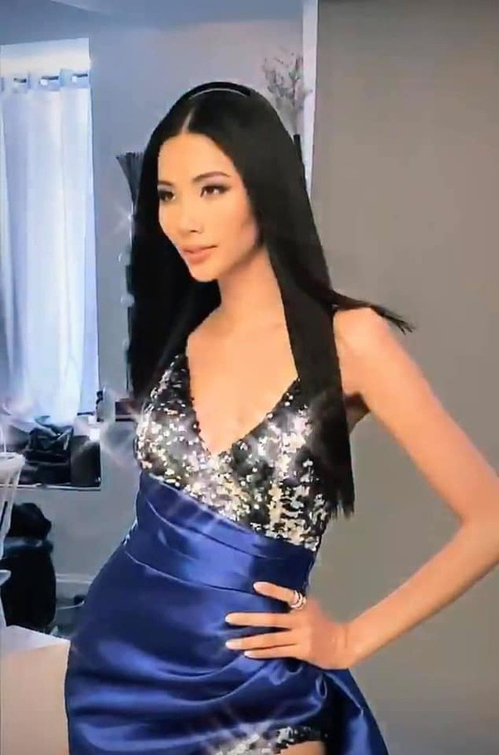 Hoàng Thùy - Thúy Vân: pha đụng hàng hack não, giống nhau từ kiểu tóc đến trang điểm chứ chưa nói đến việc diện chung một bộ đầm