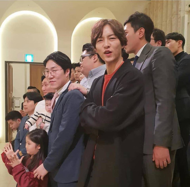 Song Joong Ki lần đầu xuất hiện sau thông tin ngoại tình với bạn diễn, cười tươi rạng rỡ nhưng gầy nhom