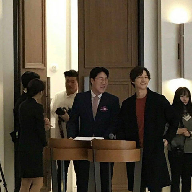 Song Joong Ki lần đầu xuất hiện sau thông tin ngoại tình với bạn diễn, cười tươi rạng rỡ nhưng gầy nhom