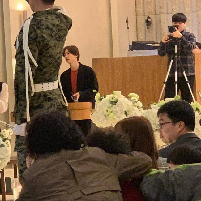 Song Joong Ki lần đầu xuất hiện sau thông tin ngoại tình với bạn diễn, cười tươi rạng rỡ nhưng gầy nhom