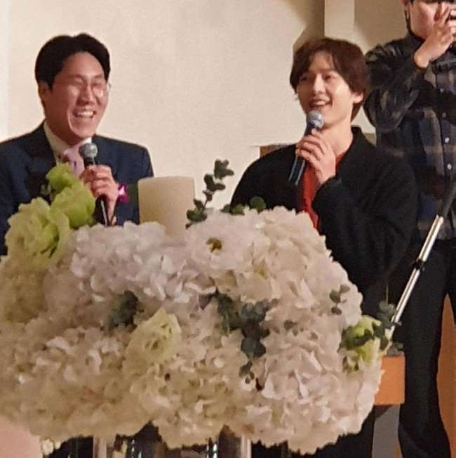 Song Joong Ki lần đầu xuất hiện sau thông tin ngoại tình với bạn diễn, cười tươi rạng rỡ nhưng gầy nhom