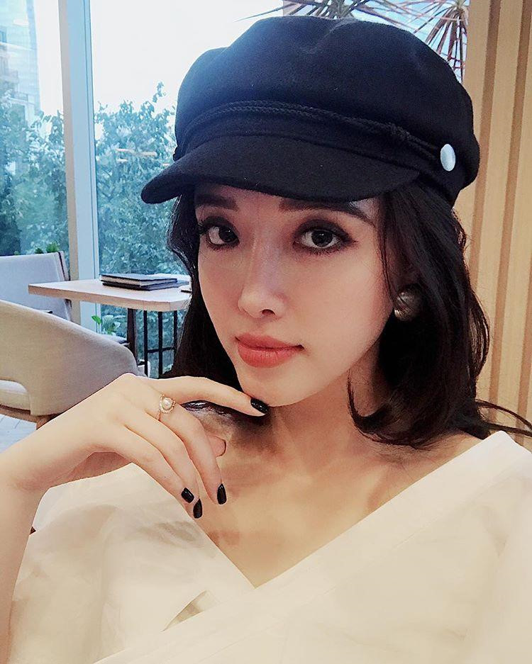 Em gái Mai Phương Thúy cao 1,78 m, xinh đẹp và mặc sành điệu