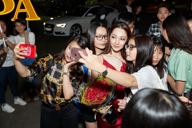 Bảo Anh khoe trọn lưng trần quyến rũ trước đám đông Bảo Anh khoe trọn lưng trần quyến rũ trước đám đông