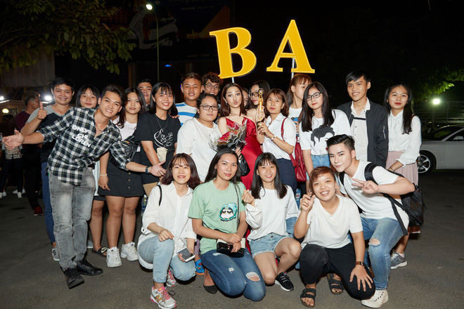 Bảo Anh khoe trọn lưng trần quyến rũ trước đám đông Bảo Anh khoe trọn lưng trần quyến rũ trước đám đông