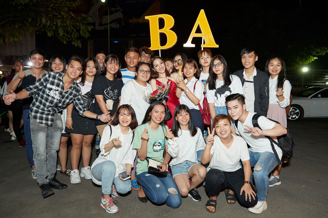 Bảo Anh khoe trọn lưng trần quyến rũ trước đám đông