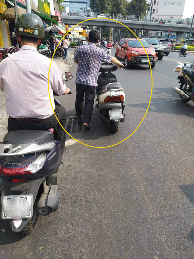 Nhói lòng với chuyện vợ chồng trẻ vội đưa con đi khám giữa trời nắng, lỡ đâm xe bị ông chú ép đền 3 triệu