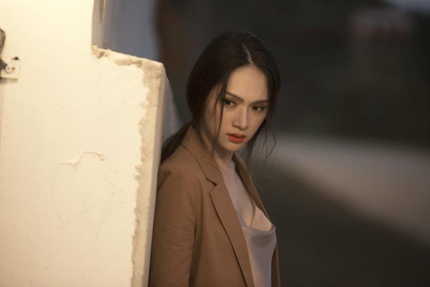 Nhạc tầm trung, hát dở, tại sao MV của Hương Giang gây bão?