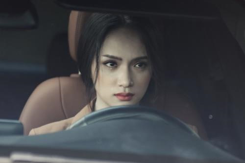 Nhạc tầm trung, hát dở, tại sao MV của Hương Giang gây bão?