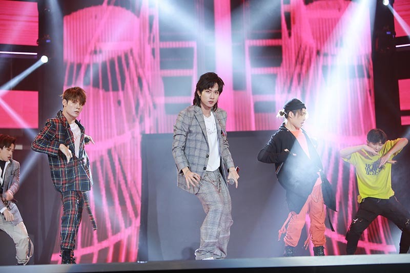 Mr Đàm, Trường Giang nhận giải thưởng thành tựu tại Pops Awards