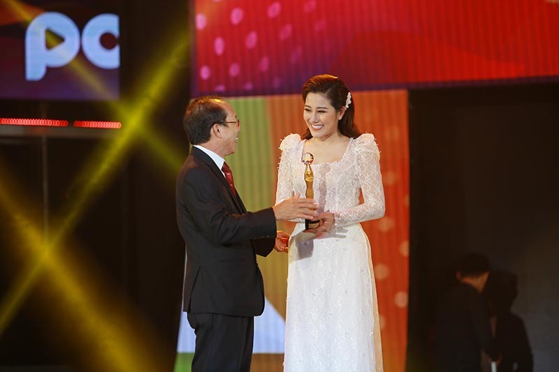 Mr Đàm, Trường Giang nhận giải thưởng thành tựu tại Pops Awards
