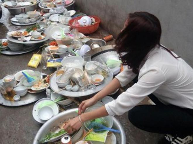 Về ra mắt nhà bạn trai lần đầu bị bắt rửa cả quảng trường bát đĩa, cô gái giơ chân đá vỡ hết rồi bỏ về