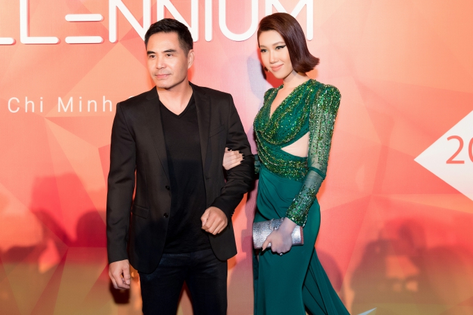 Thúy Ngân nắm chặt tay Trung Dũng ở sự kiện