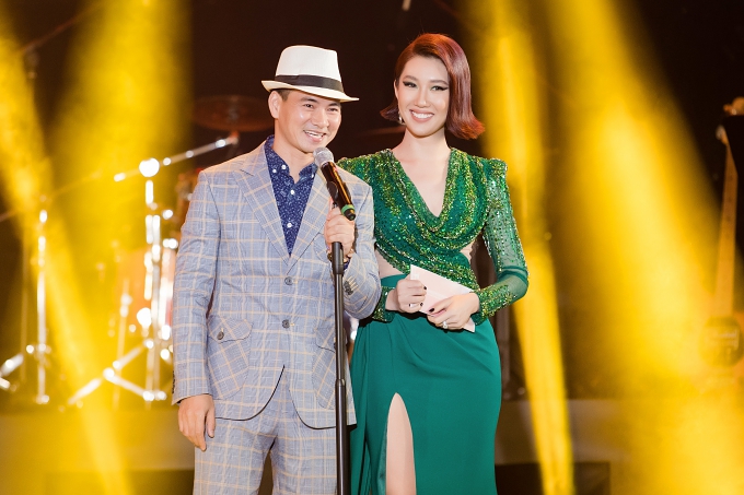 Thúy Ngân nắm chặt tay Trung Dũng ở sự kiện