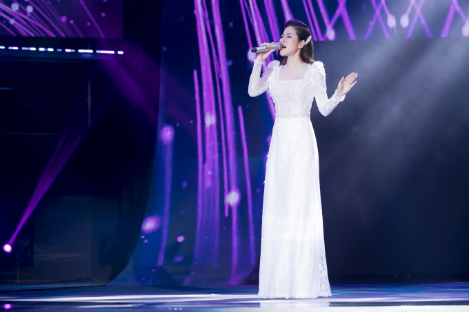 Thúy Ngân nắm chặt tay Trung Dũng ở sự kiện