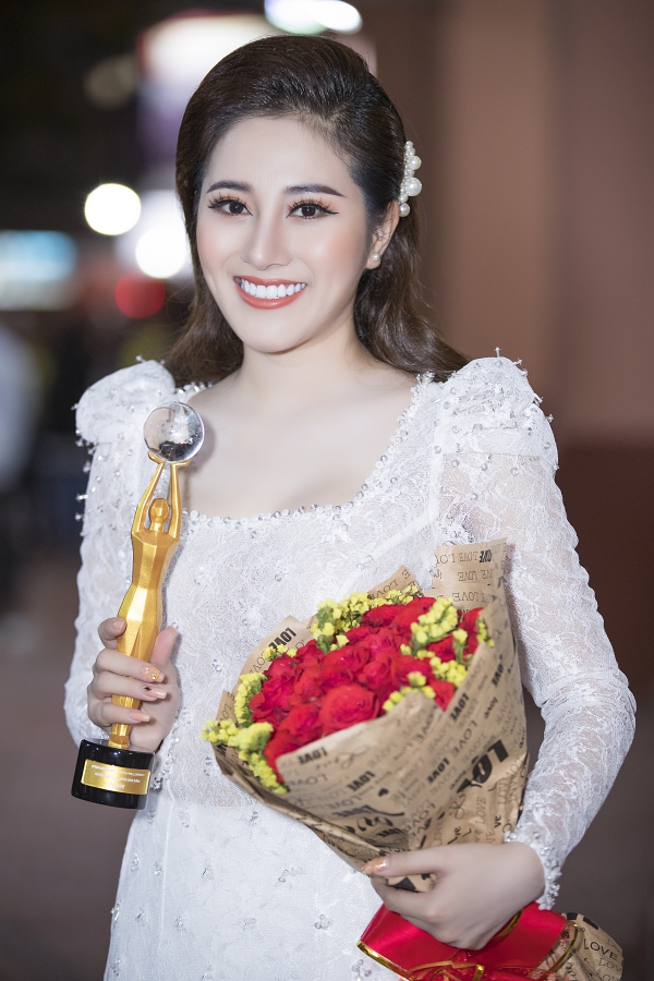 Thúy Ngân nắm chặt tay Trung Dũng ở sự kiện