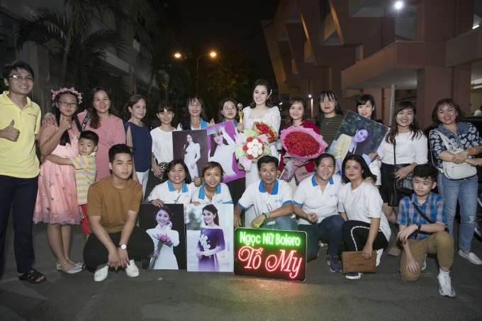 Thúy Ngân nắm chặt tay Trung Dũng ở sự kiện